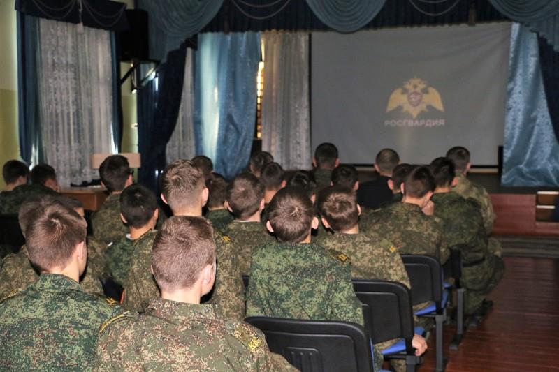 Военнослужащий Росгвардии провел профориентационное занятие для воспитанников Амурского кадетского корпуса