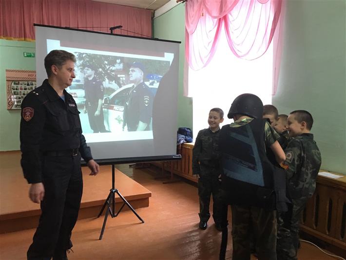 В Вологодской области сотрудники вневедомственной охраны провели занятия со школьниками