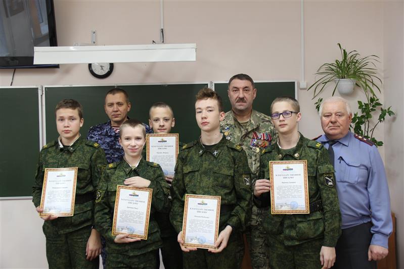 В Карелии сотрудники вневедомственной охраны и ветеран СОБР наградили отличившихся учеников  подшефного кадетского  класса Росгвардии 
