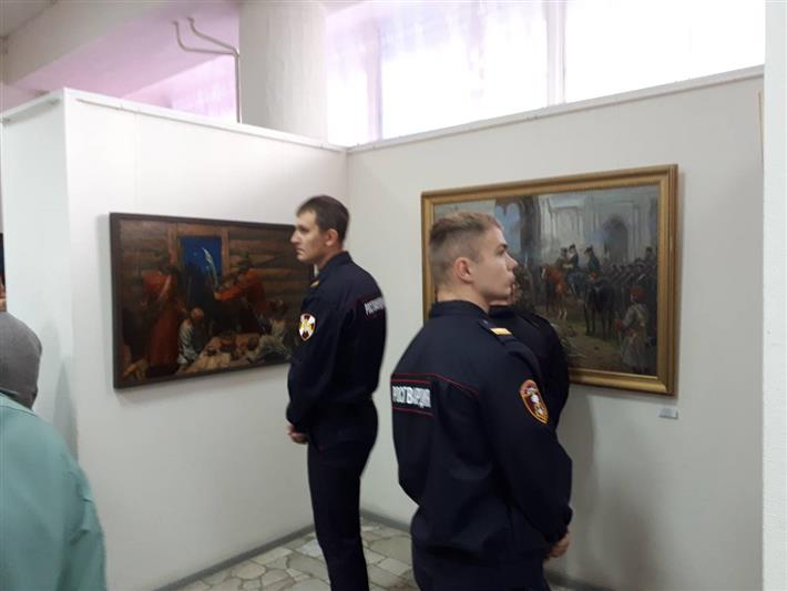 Сотрудники курского областного управления Росгвардии посетили выставку картин «Три века на службе Отечеству и закону»