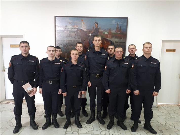 Сотрудники курского областного управления Росгвардии посетили выставку картин «Три века на службе Отечеству и закону»