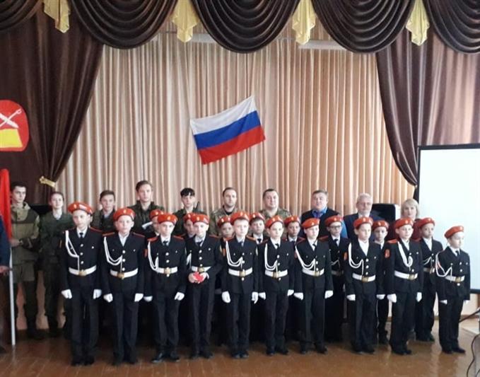 Офицер Росгвардии принял участие в церемонии посвящения в кадеты курганских школьников 