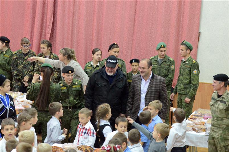 По случаю Дня матери кадеты-ермоловцы угостили старших товарищей из Росгвардии домашней выпечкой