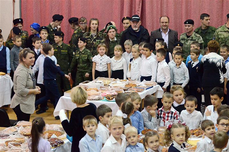 По случаю Дня матери кадеты-ермоловцы угостили старших товарищей из Росгвардии домашней выпечкой