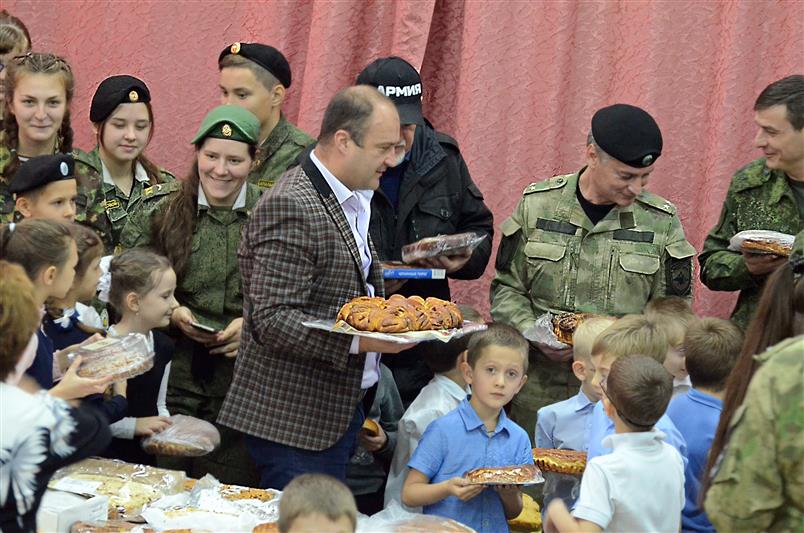 По случаю Дня матери кадеты-ермоловцы угостили старших товарищей из Росгвардии домашней выпечкой