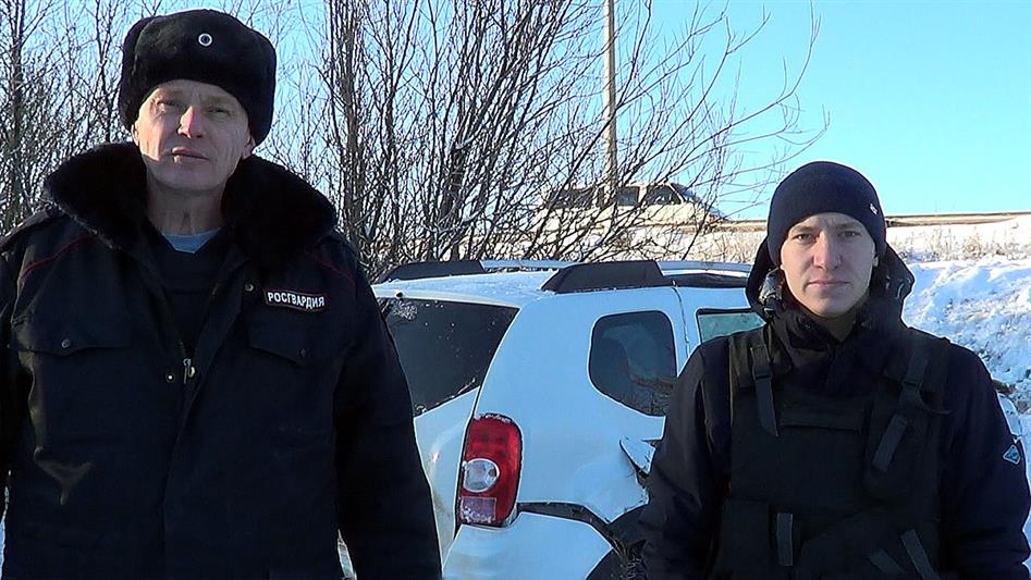 В Кирове сотрудники Росгвардии пришли на помощь матери с малолетним ребенком, попавшим в дорожно-транспортное происшествие (фото, видео)
