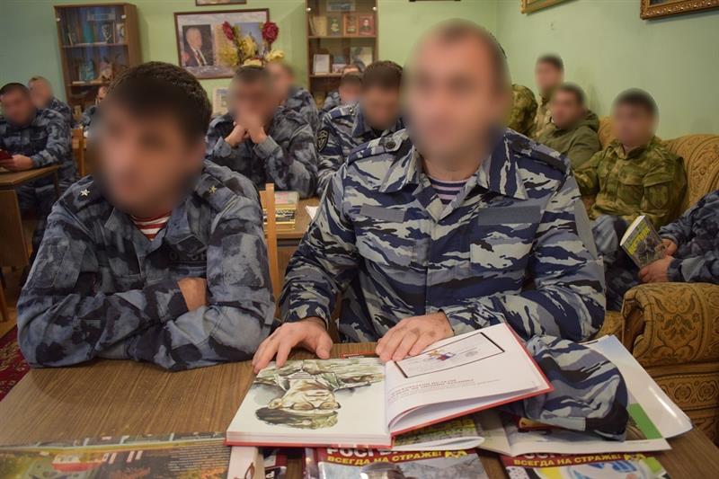 Росгвардейцам Дагестана презентовали книгу о выдающемся военном деятеле