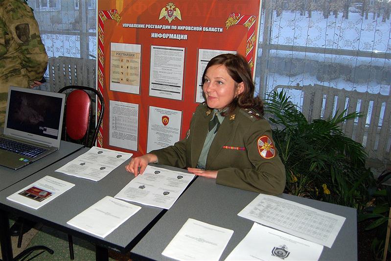 В Кирове сотрудники и военнослужащие Росгвардии приняли участие в акции «Есть такая профессия - Родину защищать»