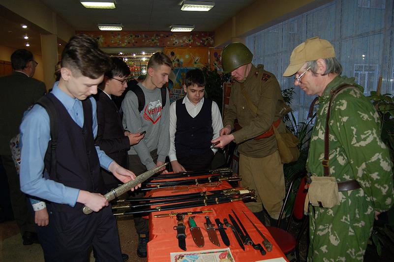 В Кирове сотрудники и военнослужащие Росгвардии приняли участие в акции «Есть такая профессия - Родину защищать»