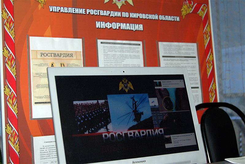 В Кирове сотрудники и военнослужащие Росгвардии приняли участие в акции «Есть такая профессия - Родину защищать»