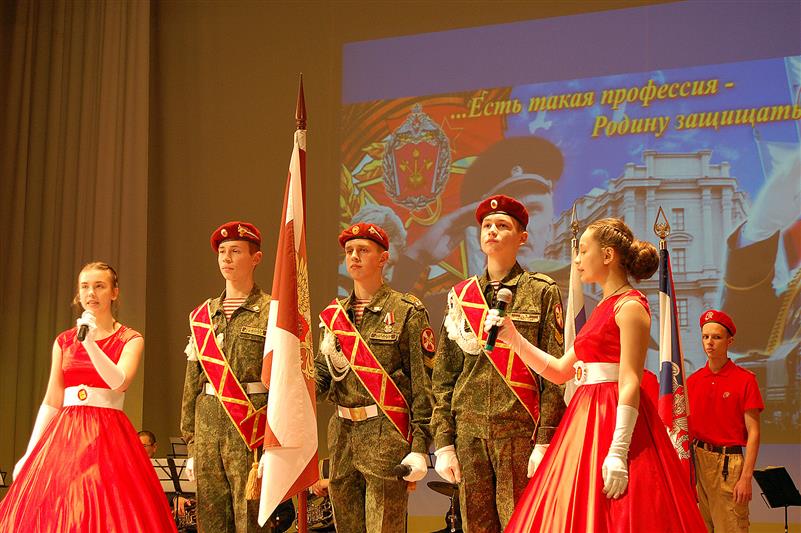 В Кирове сотрудники и военнослужащие Росгвардии приняли участие в акции «Есть такая профессия - Родину защищать»