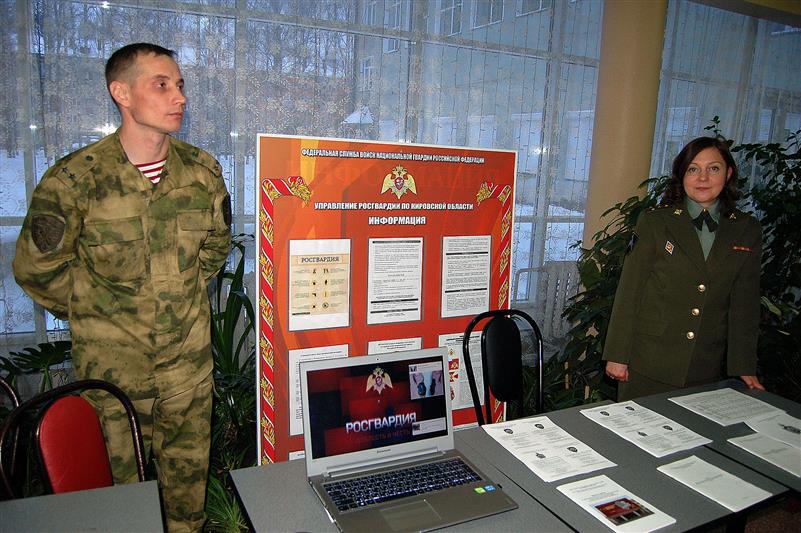 В Кирове сотрудники и военнослужащие Росгвардии приняли участие в акции «Есть такая профессия - Родину защищать»
