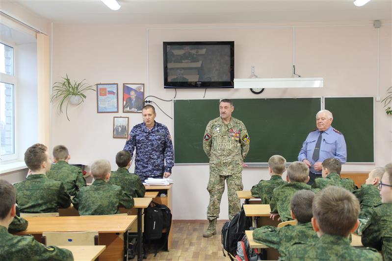 В Карелии сотрудники вневедомственной охраны и ветеран СОБР наградили отличившихся учеников  подшефного кадетского  класса Росгвардии 