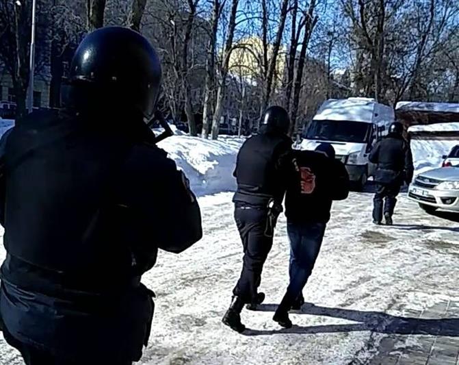 В Саратове росгвардейцы задержали воров, вскрывших семь автомобилей за ночь 