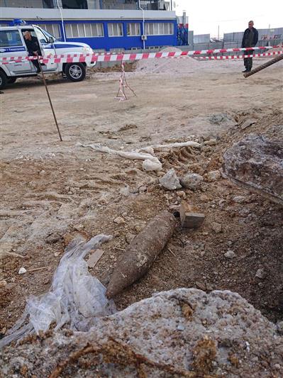 Взрывотехники севастопольского ОМОН уничтожили боеприпас, обнаруженный  в 30 метрах от торгового центра  