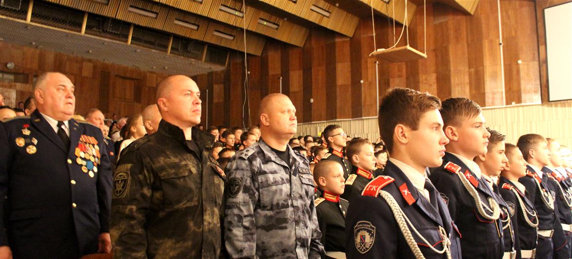 Бойцы воронежских спецподразделений Росгвардии поздравили воспитанников Михайловского кадетского корпуса с Днём образования учебного заведения