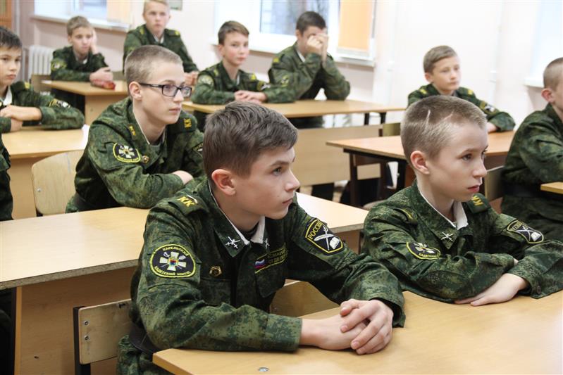 В Карелии сотрудники вневедомственной охраны и ветеран СОБР наградили отличившихся учеников  подшефного кадетского  класса Росгвардии 