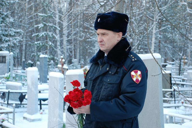 Сотрудники екатеринбургского управления вневедомственной охраны почтили память коллеги, погибшего при выполнении служебных обязанностей