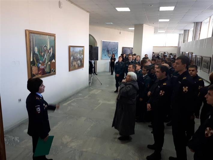 Сотрудники курского областного управления Росгвардии посетили выставку картин «Три века на службе Отечеству и закону»