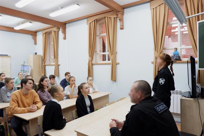 Костромские росгвардейцы провели урок безопасности для студентов
