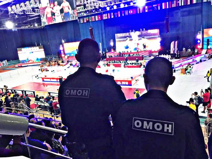 Сотрудники ОМОН обеспечили правопорядок во время чемпионата мира по мас-рестлингу в Якутске