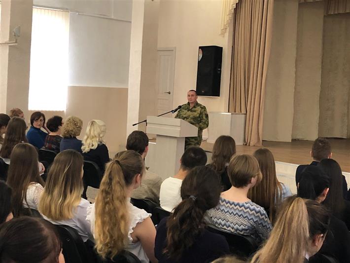 Военнослужащий управления Северо-Кавказского округа Росгвардии провел тематическое занятие для студентов педагогического института