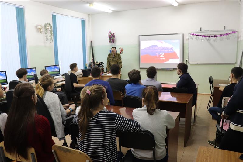 Росгвардейцы Приволжского округа приняли участие в патриотической акции «Знаем Конституцию»