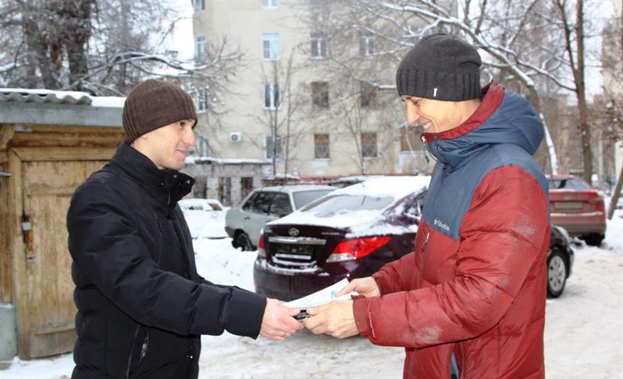 В Нижнем Новгороде полицейские и офицеры СОБР вернули гражданину похищенный автомобиль
