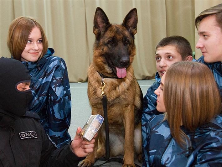В Кузбассе кинологи Росгвардии провели мастер-класс для учащихся подшефной школы