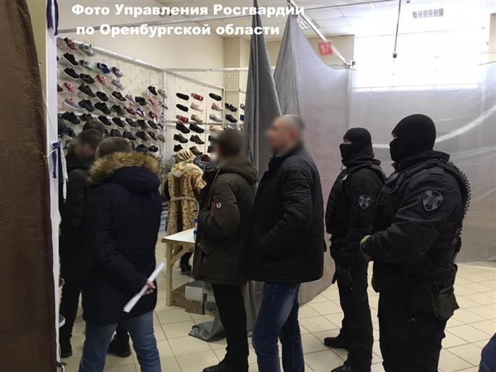 При участии оренбургского ОМОН пресечена реализация контрафактных товаров (фото, видео)