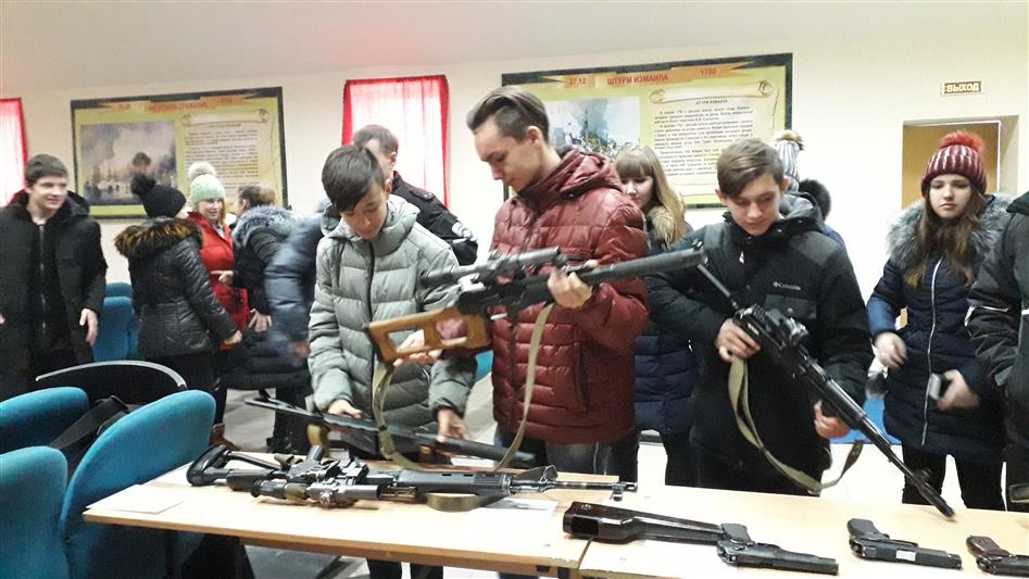 Сотрудники и военнослужащие Приволжского округа Росгвардии провели памятные и спортивные мероприятия по случаю Дня Героев Отечества (фото)