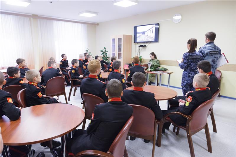 Тульские росгвардейцы провели патриотическую акцию, посвященную 25-летию Конституции России (фото, видео)