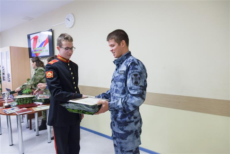 Тульские росгвардейцы провели патриотическую акцию, посвященную 25-летию Конституции России (фото, видео)