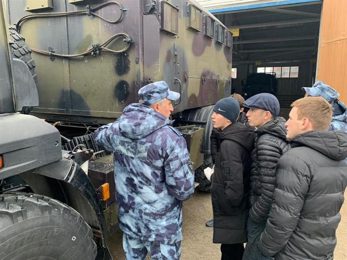 Студенты автомобильно-дорожного колледжа побывали в гостях у каспийского ОМОН