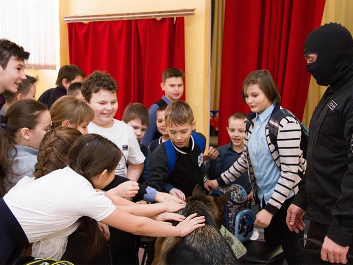 В Кузбассе кинологи Росгвардии провели мастер-класс для учащихся подшефной школы