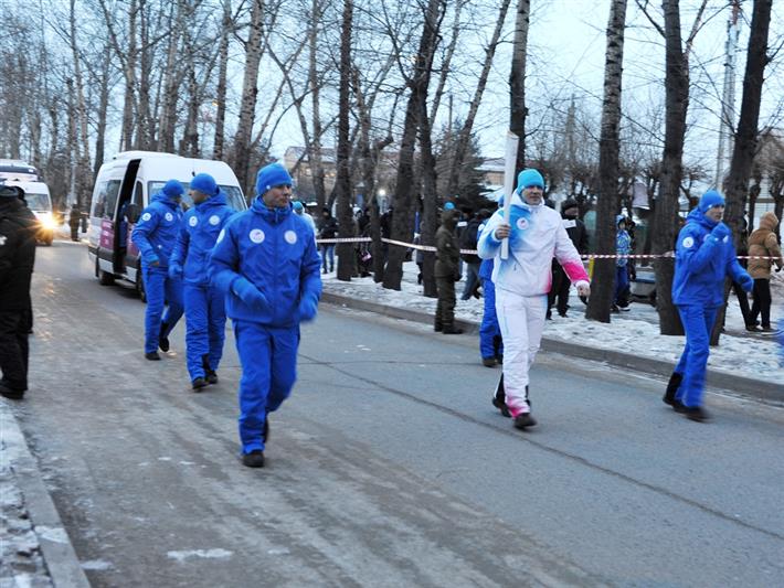 Сотрудник абаканского ОМОН пронес факел XXIX Всемирной зимней универсиады 