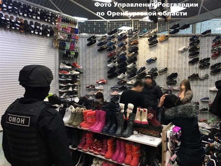 При участии оренбургского ОМОН пресечена реализация контрафактных товаров (фото, видео)