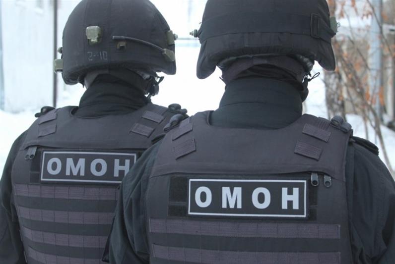 Бойцы тюменского ОМОН обеспечили правопорядок во время проведения матча Высшей хоккейной лиги 