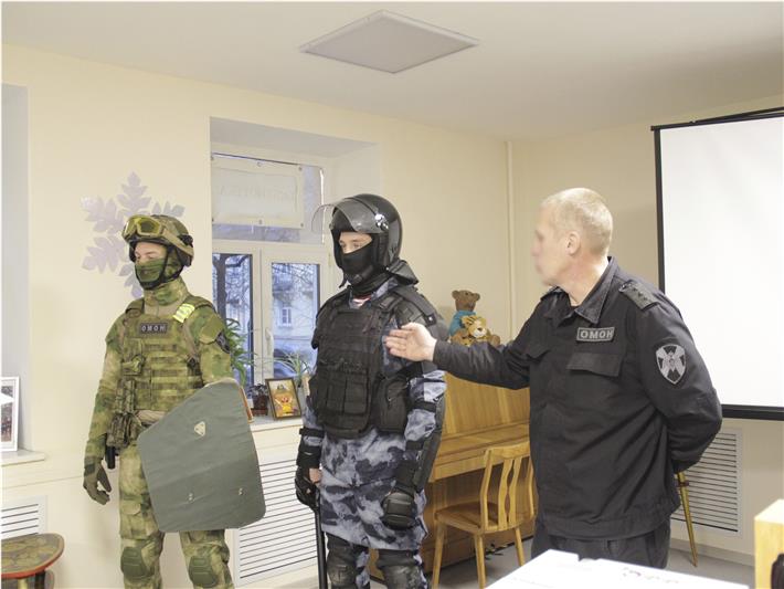 В преддверии Дня Героев Отечества бойцы карельского ОМОН провели патриотическое мероприятие для школьников