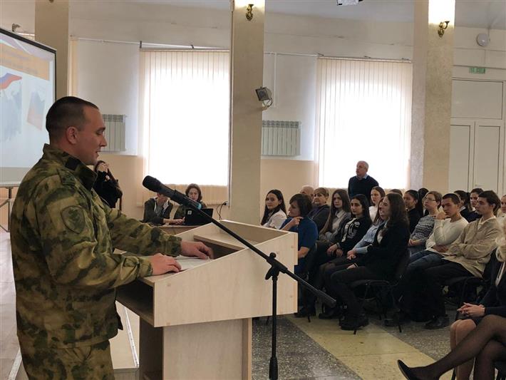 Военнослужащий управления Северо-Кавказского округа Росгвардии провел тематическое занятие для студентов педагогического института