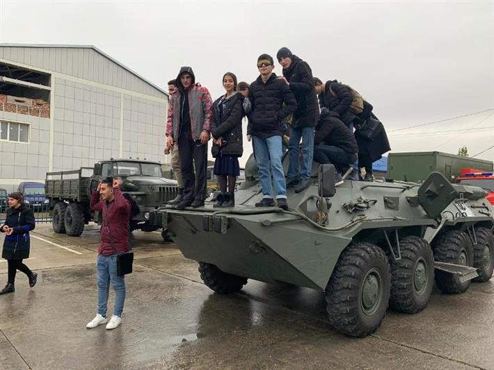 Студенты автомобильно-дорожного колледжа побывали в гостях у каспийского ОМОН