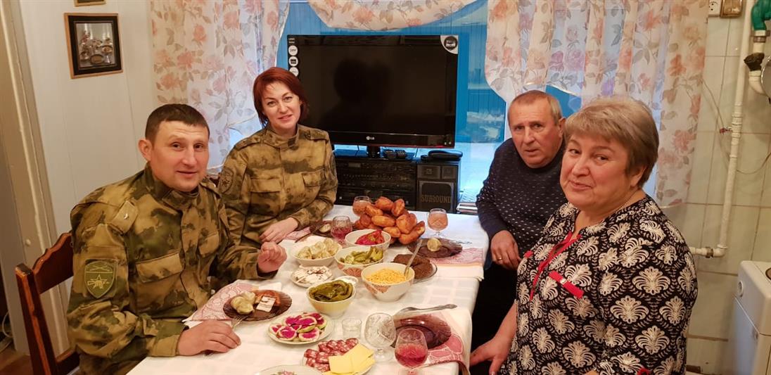 В преддверии Нового года офицеры железноводского Центра специального назначения Росгвардии навестили семью погибшего сослуживца