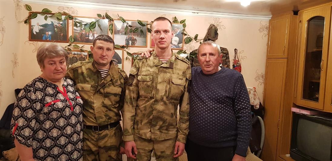 В преддверии Нового года офицеры железноводского Центра специального назначения Росгвардии навестили семью погибшего сослуживца