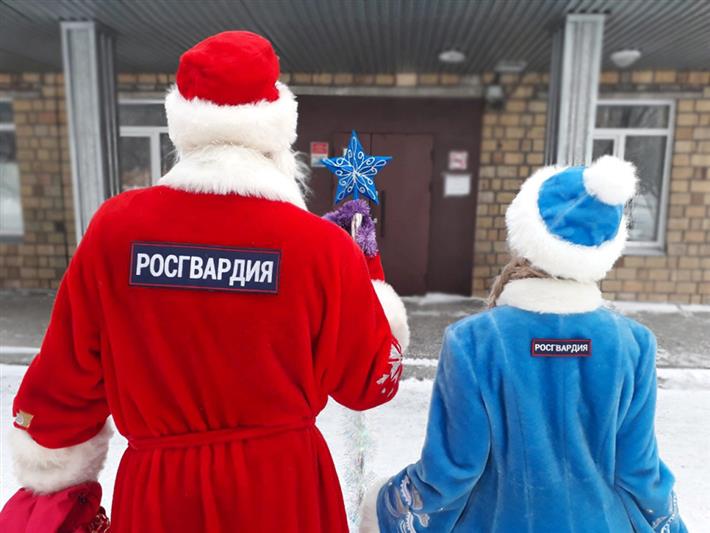 Дед Мороз из Росгвардии подарил пациентам красноярской детской больницы путешествие в новогоднюю сказку (фото, видео)