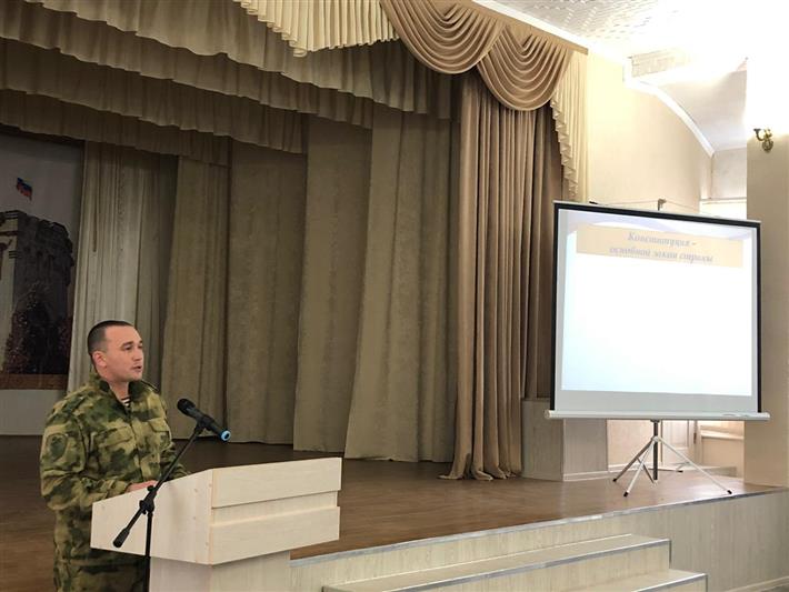 Военнослужащий управления Северо-Кавказского округа Росгвардии провел тематическое занятие для студентов педагогического института