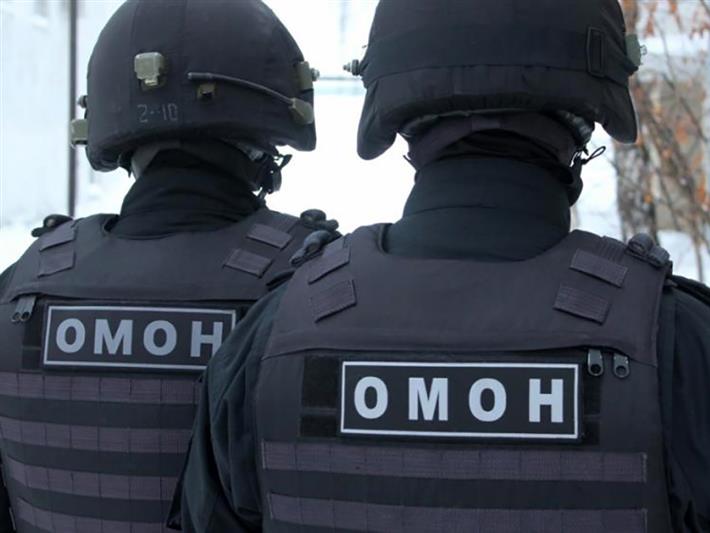 При содействии ОМОН в Улан-Удэ пресечена реализация контрафактной алкогольной и табачной продукции 
