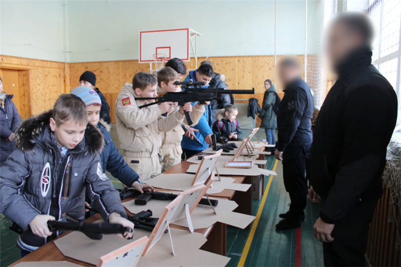 Офицеры подмосковного СОБР «Булат» провели День открытых дверей для воспитанников военно-патриотического клуба «Спецназ - XXI»
