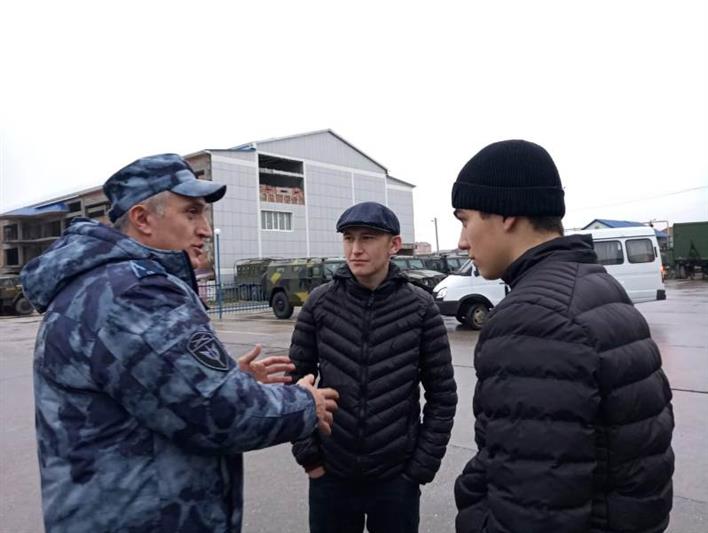 Студенты автомобильно-дорожного колледжа побывали в гостях у каспийского ОМОН