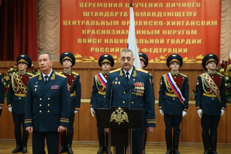Директор Росгвардии генерал армии Виктор Золотов вручил личный штандарт командующего Центральным округом генерал-полковнику Игорю Голлоеву