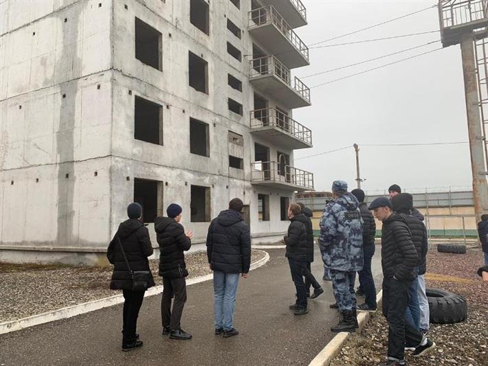 Студенты автомобильно-дорожного колледжа побывали в гостях у каспийского ОМОН